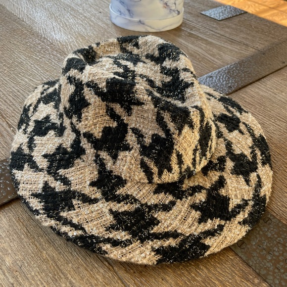 CHANEL Accessories - NIb Chanel black gold runway hat